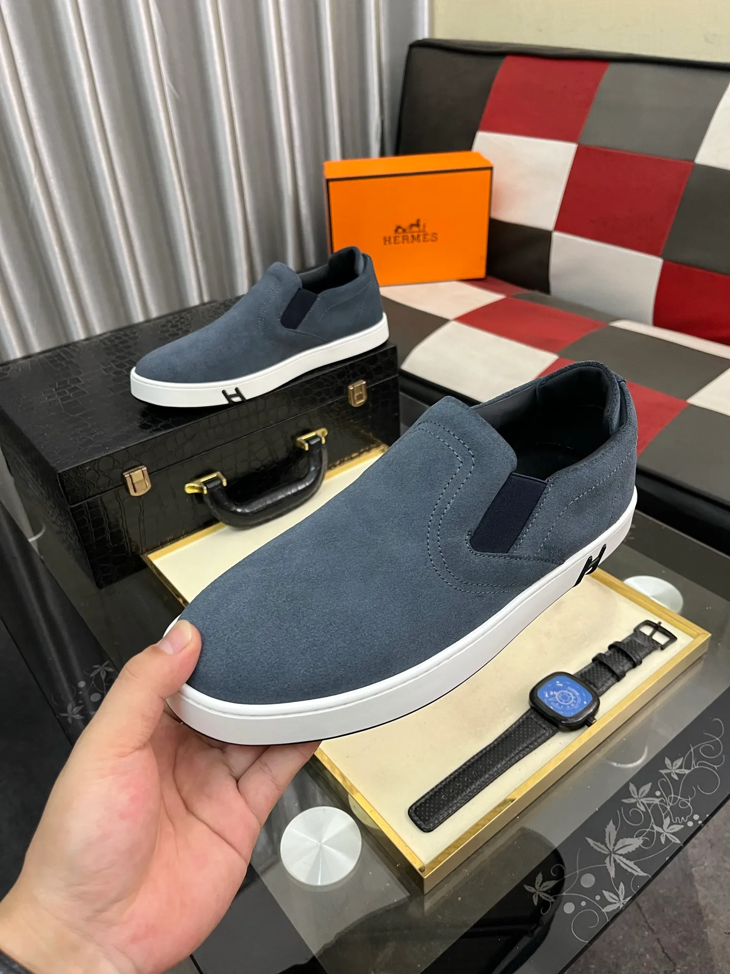 Men's Men's Shoes💰458⌚️⌚️HERMES/Hermès Hugo sneakers are casual men's shoes. These sneakers are made of imported first-layer cowhide leather and breathable mesh design. The contrasting color design creates a dynamic and modern shape. The front end of the toe is decorated with natural-color rubber inlays, making it novel and fashionable. The texture is incomparable, with cowhide lining and cowhide foot pads, the upper foot is comfortable and breathable, and the rubber sole is decorated with geometric patterns and iconic "H" details. A very personal one! Size: 38-44